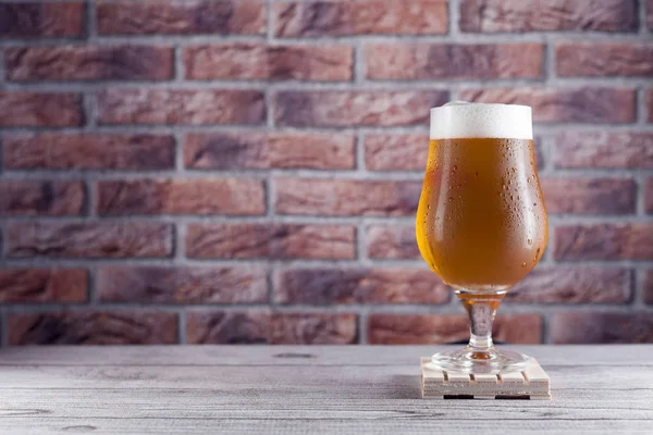 Склянка пива на піддоні — стокове фото