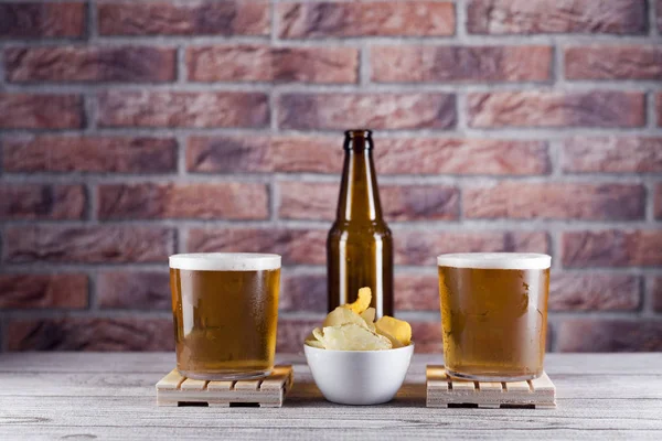 Due bicchieri di birra su legno — Foto Stock