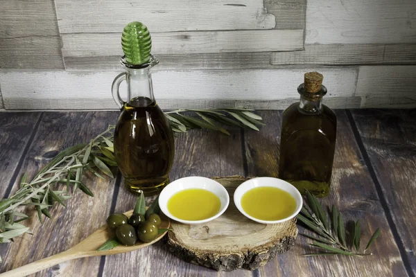 Dos botellas de aceite y puñado de aceitunas — Foto de Stock