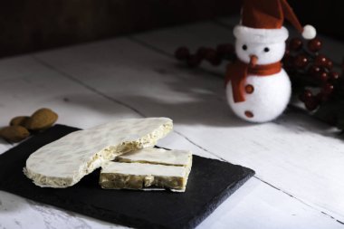 Noel Baba ve ökseotuyla birlikte kraliyet bademli fındıklı kek