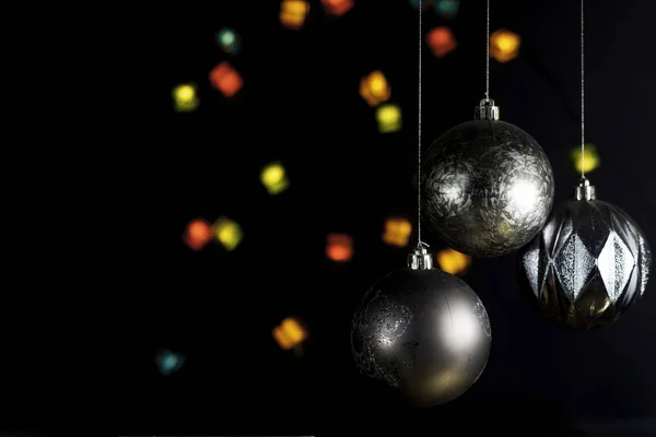 Trois boules de Noël et des lumières de Noël non concentrées — Photo