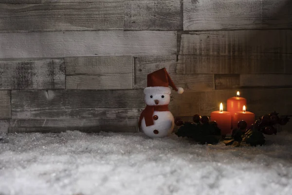 Santa muñeca con velas encendidas y muérdago — Foto de Stock