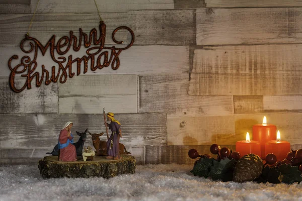 Kerststal scène en drie brandende kaarsen — Stockfoto