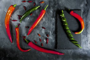 taze baharatlı yeşil biber dilimlenmiş levha, kırmızı ve taze kırmızı 