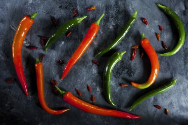 çeşitli taze kırmızı ve yeşil baharatlı biberler.