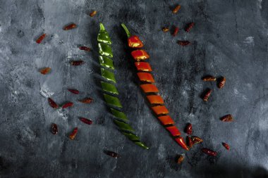 taze baharatlı yeşil ve kırmızı biber dilimlenmiş ve kırmızı biber