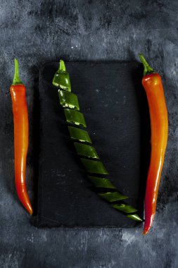 taze baharatlı yeşil biber dilimlenmiş ve taze kırmızı biber