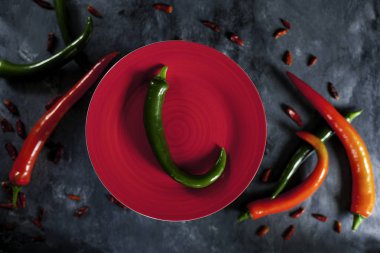 kırmızı seramik tabakta taze yeşil biber