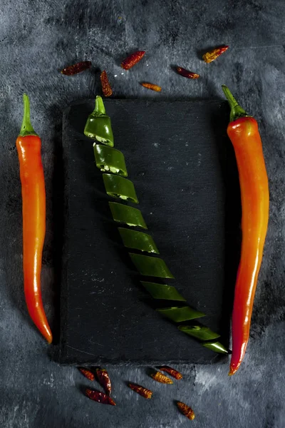 taze baharatlı yeşil biber dilimlenmiş kırmızı biber ve taze kırmızı biber.