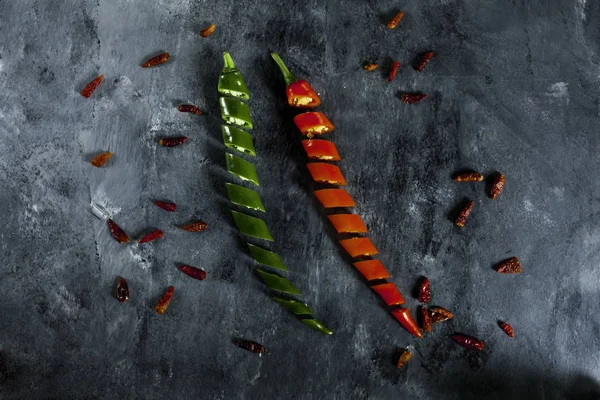 taze baharatlı yeşil ve kırmızı biber dilimlenmiş ve kırmızı biber