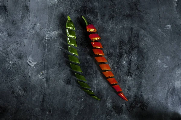 taze baharatlı yeşil ve dilimlenmiş kırmızı biber.