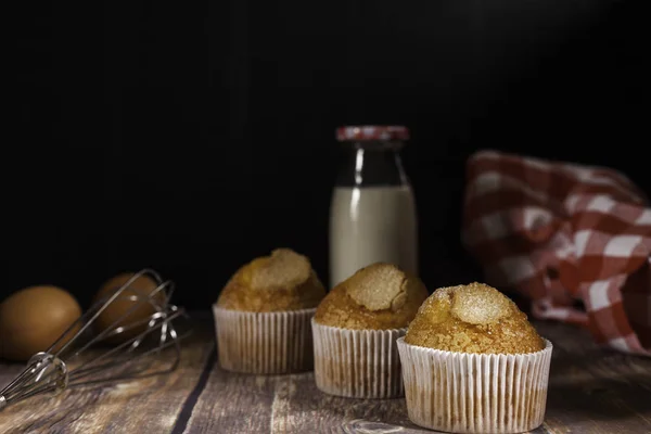 Tre läckra cupcakes, ägg och servett — Stockfoto