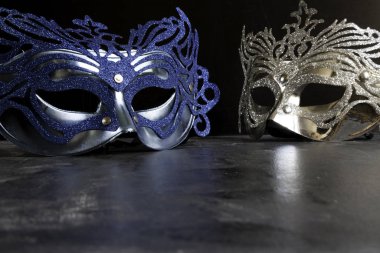 Koyu mavi ve gümüş karnaval maskeleri