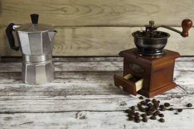Kahve tanecikli kahve öğütücüsü ve İtalyan kahve makinesi.