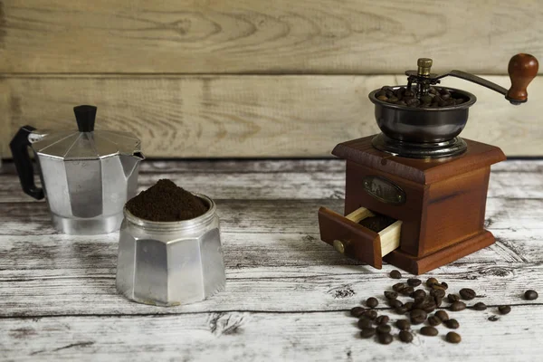 Moedor de café com grãos de café e café moído — Fotografia de Stock