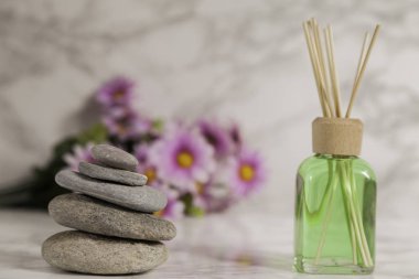 Nehir çakıl taşları ve papatyaları mermer zemine odaklı olmayan oda spreyi. Dlear resim