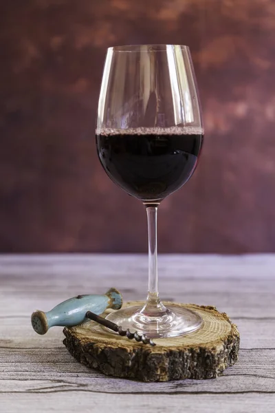 Rotweinglas Auf Holzscheibe Und Alter Korkenzieher Auf Holztisch Und Braunem — Stockfoto