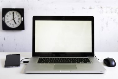 beyaz masa ve rustik beyaz arkaplan üzerinde fare, akıllı telefon ve saat