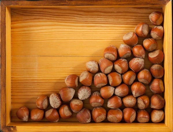 Lískové Ořechy Trojúhelníku Pozadí Dřevěné Krabice Kopírovat Prostor — Stock fotografie