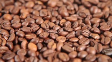 Kahve çekirdekleri yakın çekimde kızartılıyor. Ful imajı. Seçici odak