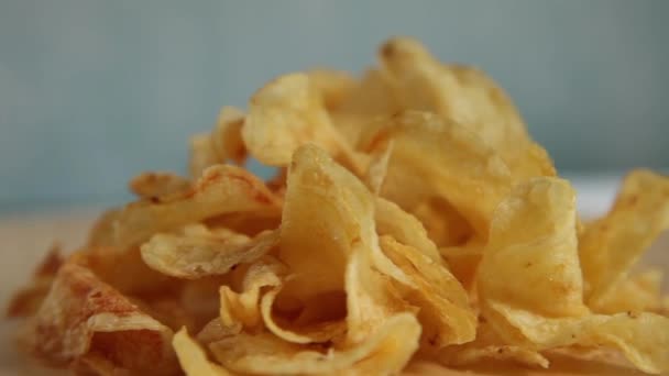 Chips Pommes Terre Tournant Sur Fond Bleu Clair — Video