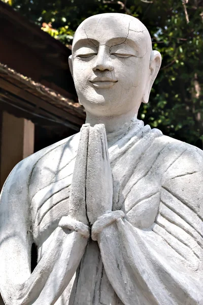 Estatua de monje budista en oración . — Foto de Stock