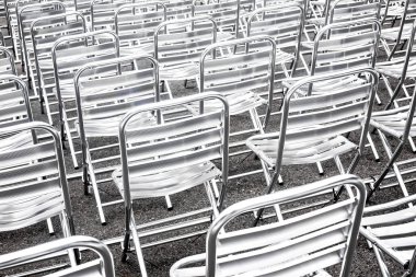 Açık havada boş metalik koltuklar.