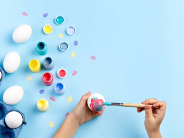 Çocuk elleri boyama paskalya yumurtası.