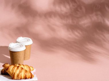 Kahvaltıda kruvasan ve kahve..