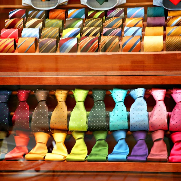 Corbatas en un escaparate de una tienda de lujo . — Foto de Stock