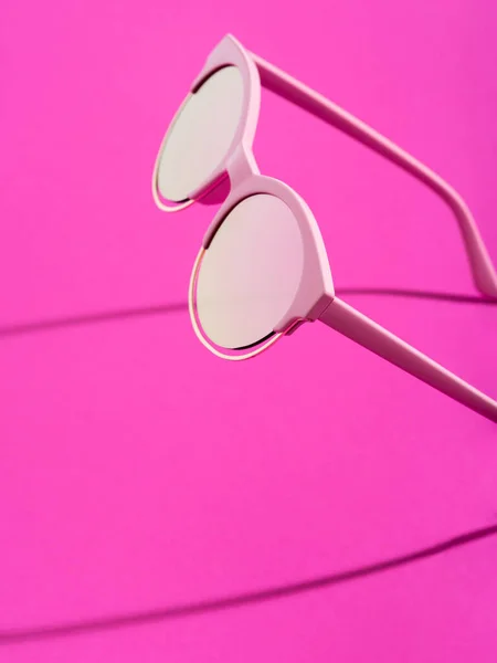 Różowe okulary przeciwsłoneczne na różowym tle fuksji — Zdjęcie stockowe