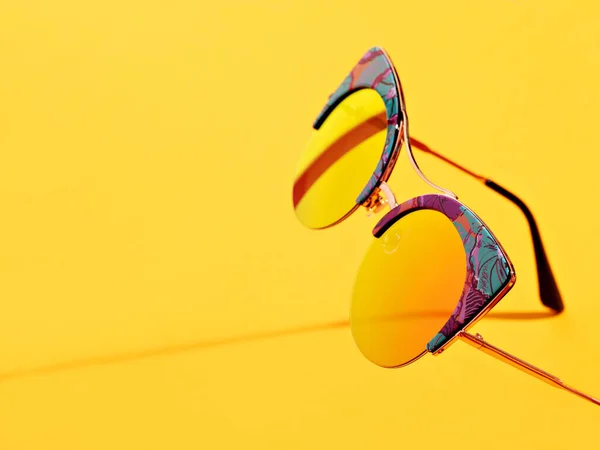 Sonnenbrille auf orangenem Hintergrund — Stockfoto