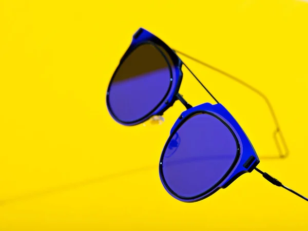 Singel blå solglasögon på pastell bakgrund. — Stockfoto