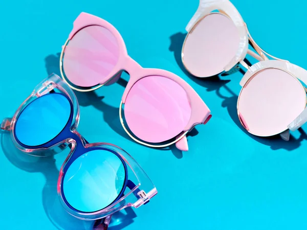 Sommer Hintergrund mit drei bunten Sonnenbrillen. — Stockfoto