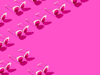 Pembe güneş gözlüklerinin kusursuz deseni.