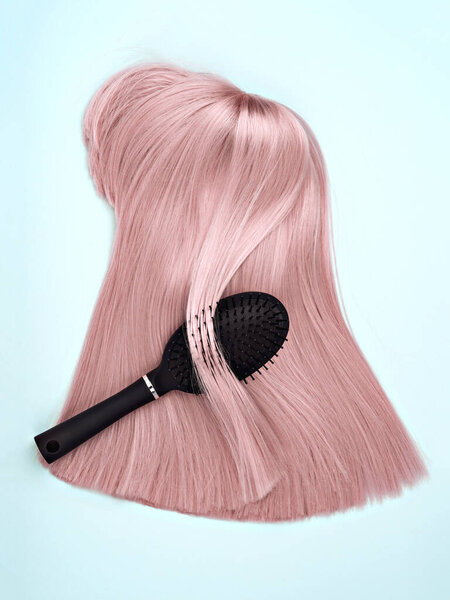 Черная расческа и розовый парик
.