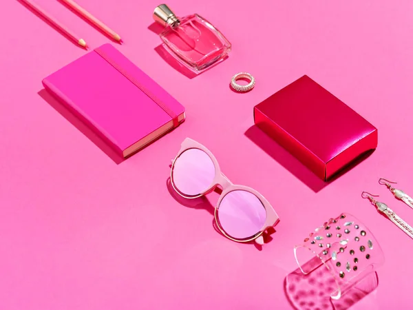 Minimalistische rosa Accessoires für Mädchen. — Stockfoto