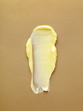 Sarı krem, parlak altının nemlendirici etkisi..