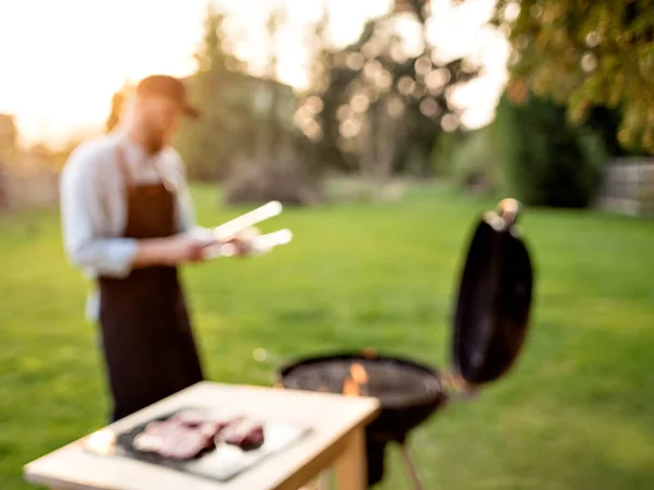 Homme méconnaissable grille la viande en plein air . — Photo