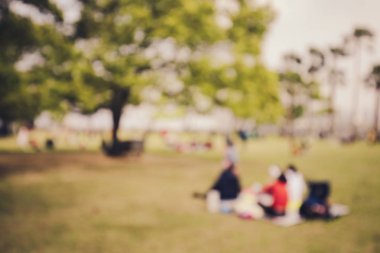 Yaz aylarında piknik arka plan bulanık