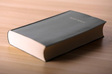 Kutsal İncil ahşap masada.