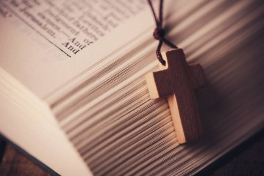 Kutsal İncil ile çapraz