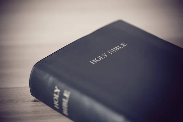 Szent Biblia Asztalon — Stock Fotó