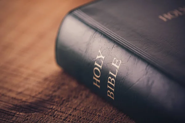 Αγία Γραφή Στο Ξύλινο Τραπέζι — Φωτογραφία Αρχείου
