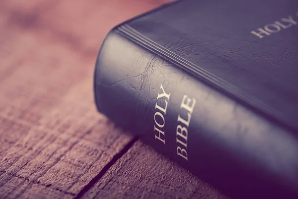 Santa Biblia Sobre Mesa Madera —  Fotos de Stock
