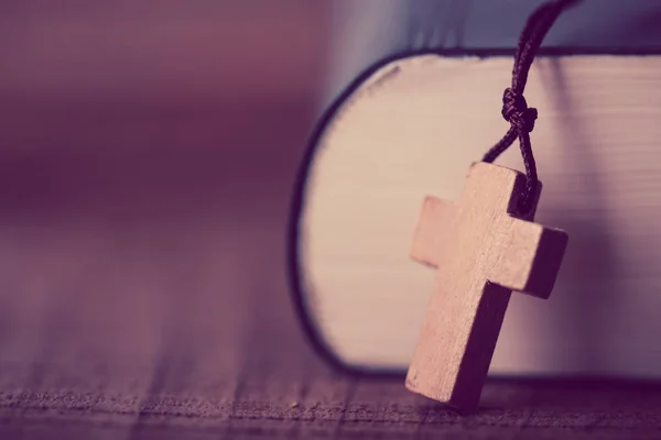 Croce Con Sacra Bibbia — Foto Stock