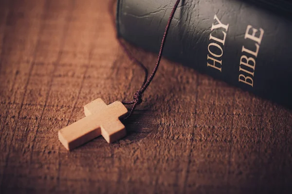 Κοντινή Λήψη Ενός Σταυρού Και Αγία Γραφή Στο Παλιό Ξύλινο — Φωτογραφία Αρχείου