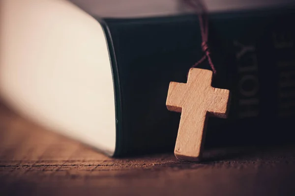 Cruz Con Santa Biblia —  Fotos de Stock