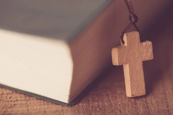 Cruz Con Santa Biblia —  Fotos de Stock
