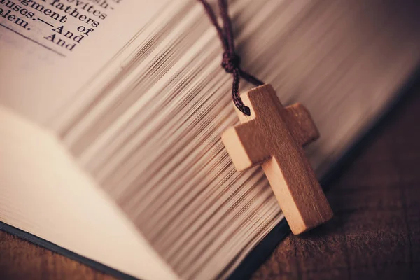 Cruz Con Santa Biblia —  Fotos de Stock